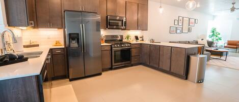 Een koelkast, een microgolfoven, een oven, een kookplaat