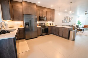 Fridge, microwave, oven, stovetop - GUEST FAVORITE - Pool & Pickleball -Clean & Comfortable-St George Home near Zion (St George)