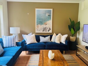 Smart TV - Paradise Palms Tropical Villa - Aanuka (COFFS HARBOUR)