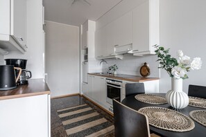 Réfrigérateur, four à micro-ondes, un four, surface de cuisson