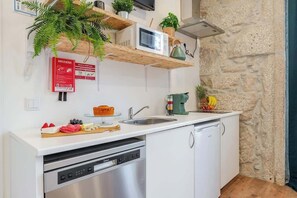 Køleskab, mikrobølgeovn, kogeplade, opvaskemaskine