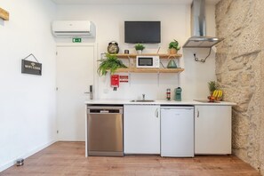 Geladeira, micro-ondas, cooktop, lava-louças