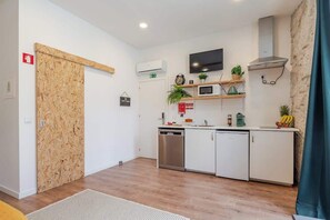 Réfrigérateur, micro-ondes, plaque de cuisson, lave-vaisselle