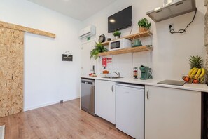 Køleskab, mikrobølgeovn, kogeplade, opvaskemaskine