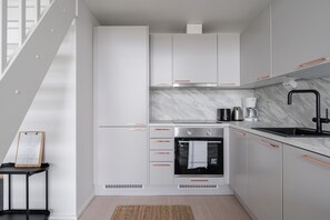 ثلاجة، ميكروويف، فرن، موقد طهي مسطح