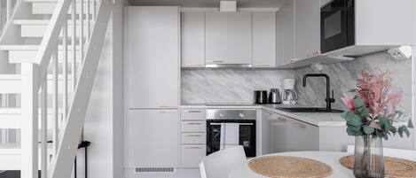 ثلاجة، ميكروويف، فرن، موقد طهي مسطح