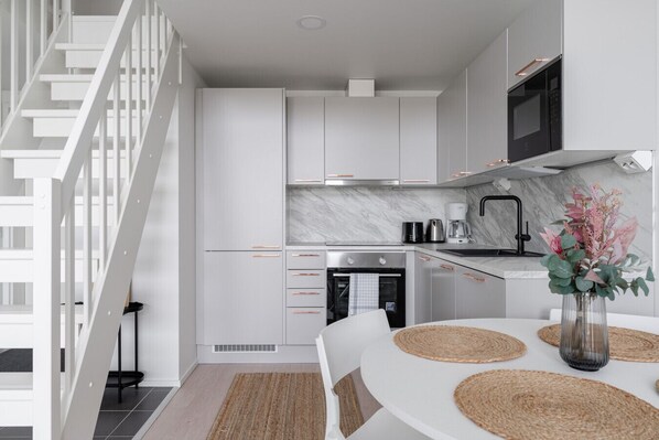 Fridge, microwave, oven, stovetop