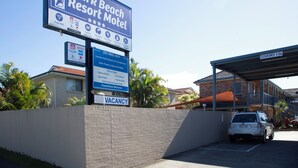 A motel sign with amenities like free WiFi, pool, BBQ, and a 4.0m clearance. - Queen Deluxe Retreat, Smart TV, Kitchenette & More! (Coffs Harbour)