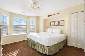 2 bedrooms, iron/ironing board, bed sheets - Premium Condo w Screened Porch-Table Rock Lake Access-Free Attraction Tickets! (Kimberling City)