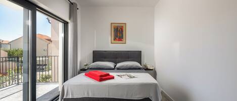 6 bilik tidur, Wi-fi percuma, cadar katil