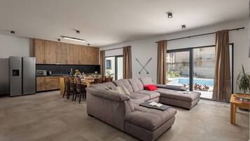 Villa Familiale, 6 chambres (Villa Claudio) | Coin séjour | Télévision à écran plat de 21 pouces avec chaînes numériques