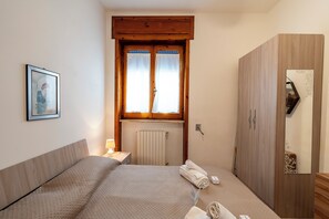 Apartamento família, vários quartos (Casa Torre San Giovanni Near the Sea) | 2 quartos, roupa de cama