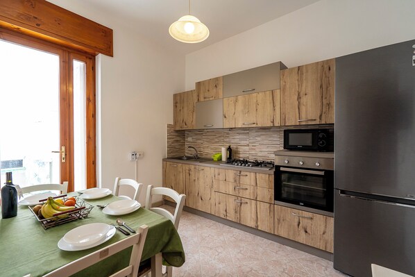Fridge, oven, stovetop, coffee/tea maker