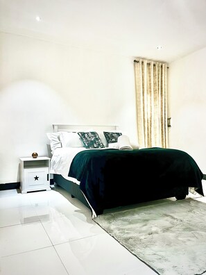 5 bedrooms, iron/ironing board, WiFi, bed sheets