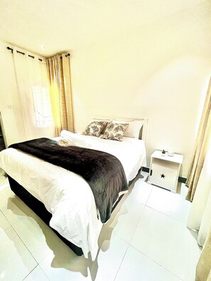 5 bedrooms, iron/ironing board, WiFi, bed sheets