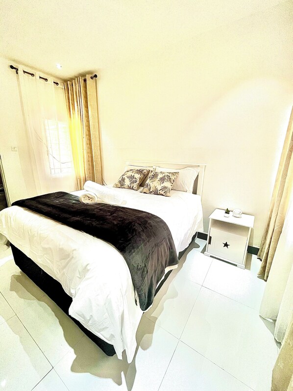 5 bedrooms, iron/ironing board, WiFi, bed sheets