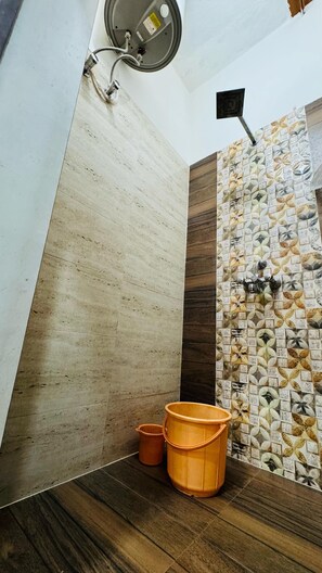 Een douche, handdoeken, zeep, shampoo