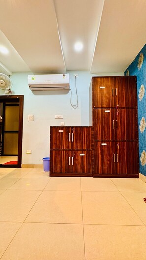 Eenvoudige slaapzaal | Een bureau, gratis wifi