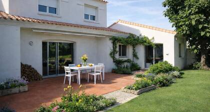 Spacious house with a large garden – 8 people – La Chaume