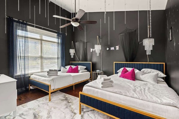 4 chambres, bureau, fer et planche à repasser, lit de bébé portatif