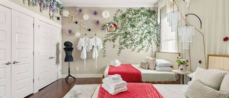 4 Schlafzimmer, Schreibtisch, Bügeleisen/Bügelbrett, Reisekinderbett