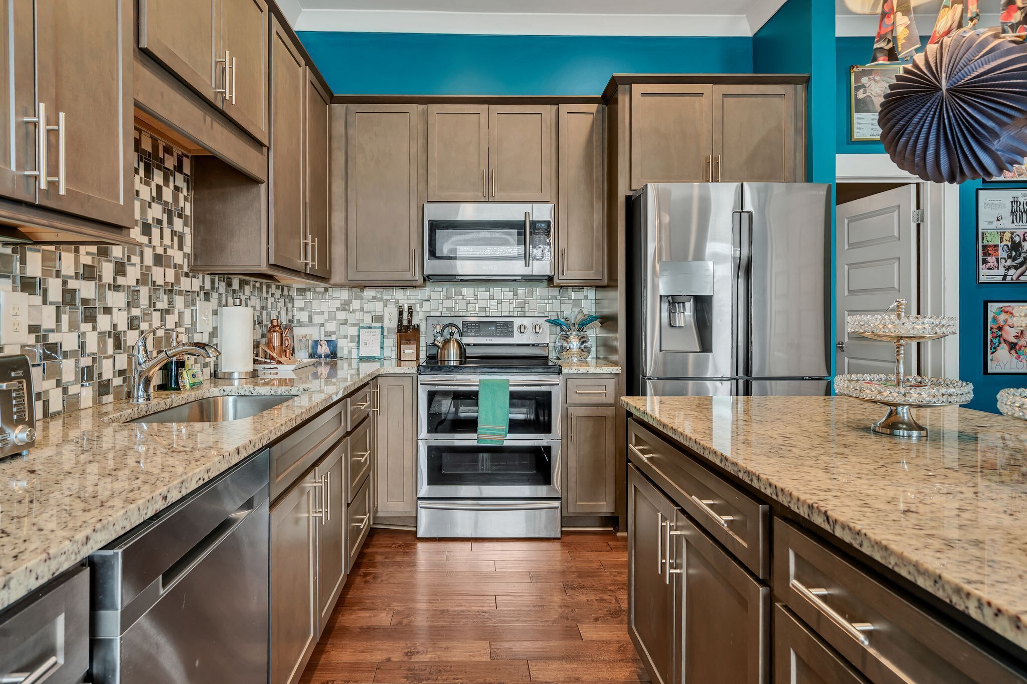 Kjøleskap, mikrobølgeovn, ovn og kokeplater