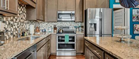 Kjøleskap, mikrobølgeovn, ovn og kokeplater