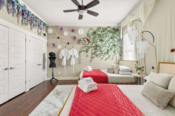 4 chambres, bureau, fer et planche à repasser, lit de bébé portatif