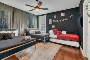 4 camere, una scrivania, ferro/asse da stiro, culla da viaggio