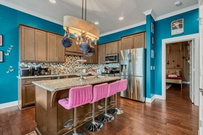 Réfrigérateur, four à micro-ondes, un four, surface de cuisson