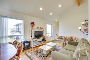 TV, DVD player, books, video library - 1 Block to Twin Rocks Beach: Pet-Friendly Cottage (Rockaway Beach)