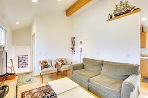 TV, DVD player, books, video library - 1 Block to Twin Rocks Beach: Pet-Friendly Cottage (Rockaway Beach)