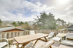 Outdoor dining - 1 Block to Twin Rocks Beach: Pet-Friendly Cottage (Rockaway Beach)