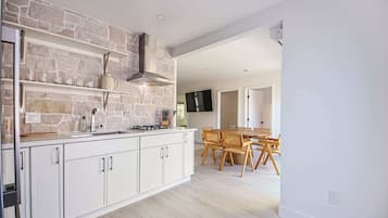 Fridge, stovetop, coffee/tea maker, toaster