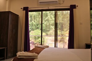 Desk, laptop workspace, free WiFi, bed sheets