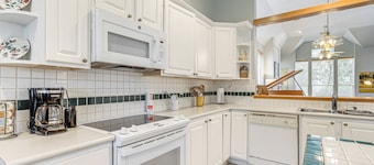 Hot Tub, Fire Pit: Retreat in The Woodlands!