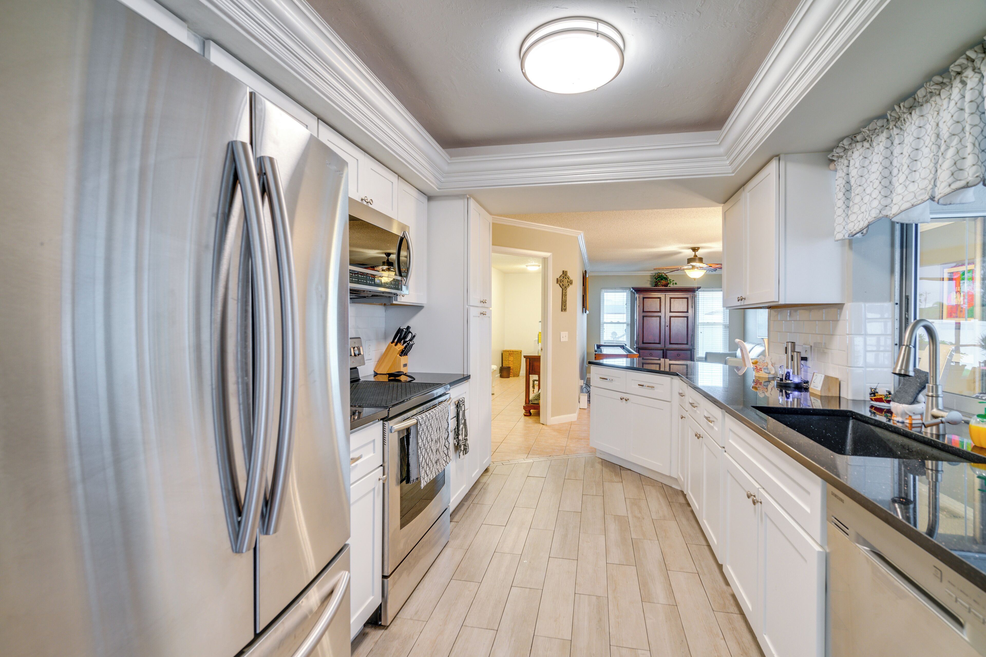 冷蔵庫、電子レンジ、オーブン、コンロ