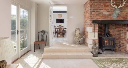 Beautiful Cottage w/ Large Garden & Parking