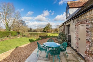 Outdoor dining - Beautiful Cottage w/ Large Garden & Parking (Dorset)