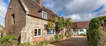 Beautiful Cottage w/ Large Garden & Parking