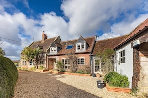Exterior - Beautiful Cottage with Large Garden & Parking (Dorset)