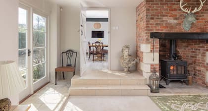 Beautiful Cottage with Large Garden & Parking