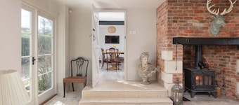Beautiful Cottage with Large Garden & Parking