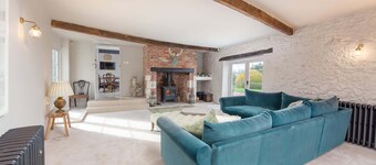 Beautiful Cottage with Large Garden & Parking