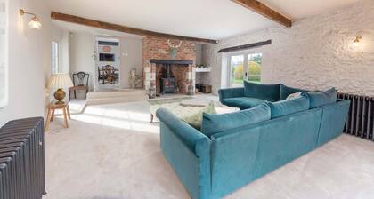 Beautiful Cottage with Large Garden & Parking