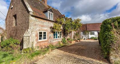 Beautiful Cottage with Large Garden & Parking