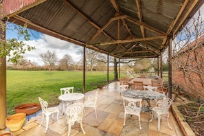 Outdoor dining - Beautiful Cottage with Large Garden & Parking (Dorset)