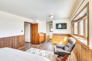 5 bedrooms, iron/ironing board, WiFi, bed sheets