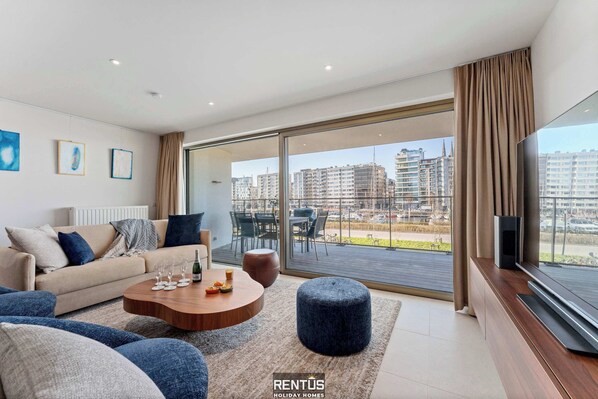 TV, books, offices - Harbour Feeling-luxury apartment at Ostend marina (Oostende)