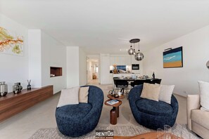 Een televisie, boeken en een kantoor